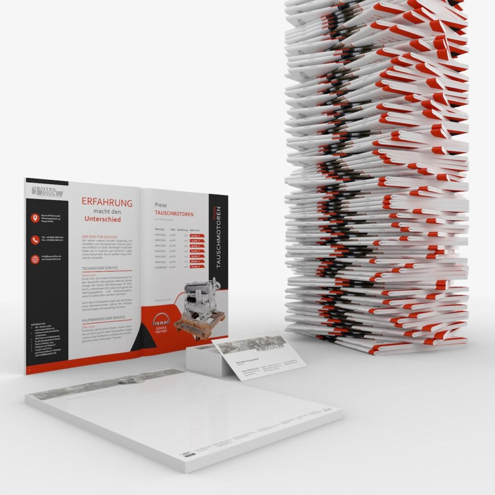 Nahaufnahme einer aufgeschlagenen Broschüre sowie von Blöcken und Flyern für die BAYERN BHKW GmbH, Wasentegernbach – Editorial Design, Layout und Produktion von geschmacksRaum® WERBEAGENTUR