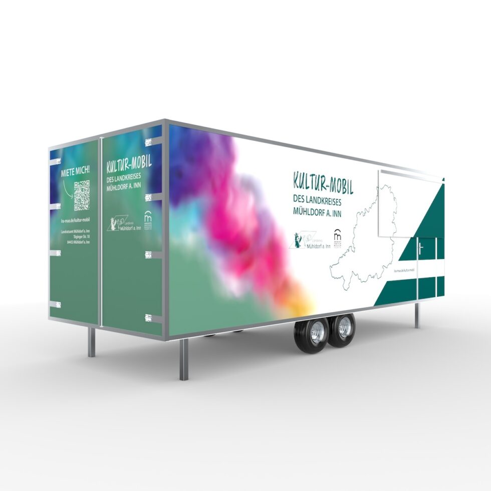 Individuelle Anhängerbeschriftung für das Kultur-Mobil Mühldorf a. Inn – Layout und Ausführung durch geschmacksRaum® WERBEAGENTUR