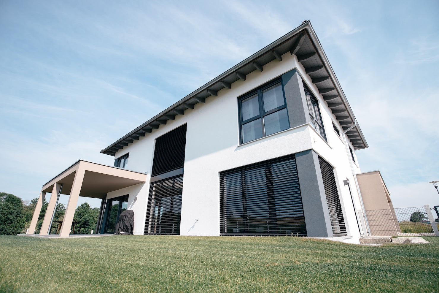 Architekturfotografie für hochwertige Immobilien und Gewerbeobjekte – Projekt FischerBau, Bauträger, Weidenbach – geschmacksRaum® WERBEAGENTUR