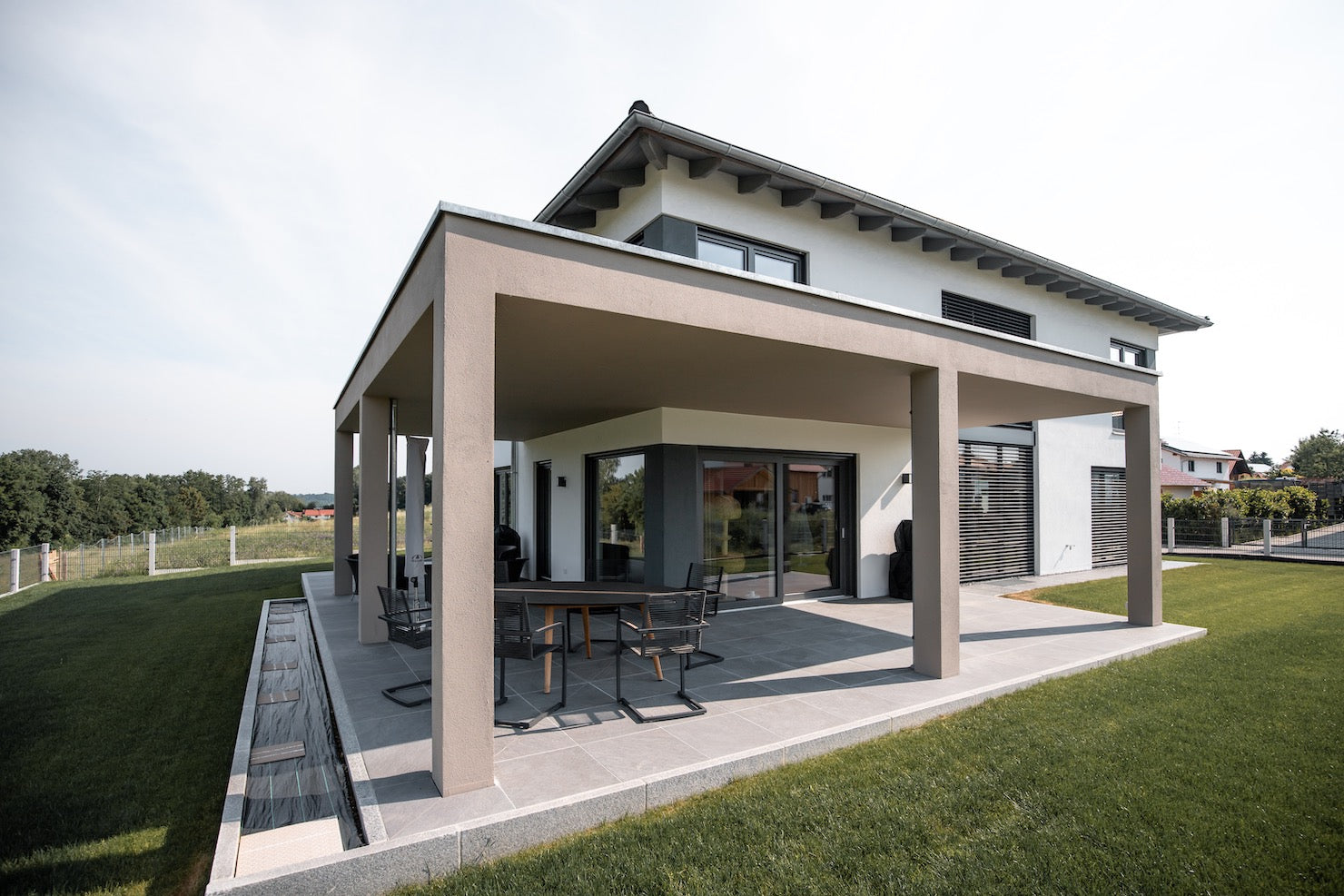 Architekturfotografie für hochwertige Immobilien und Gewerbeobjekte – Projekt FischerBau, Bauträger, Weidenbach – geschmacksRaum® WERBEAGENTUR