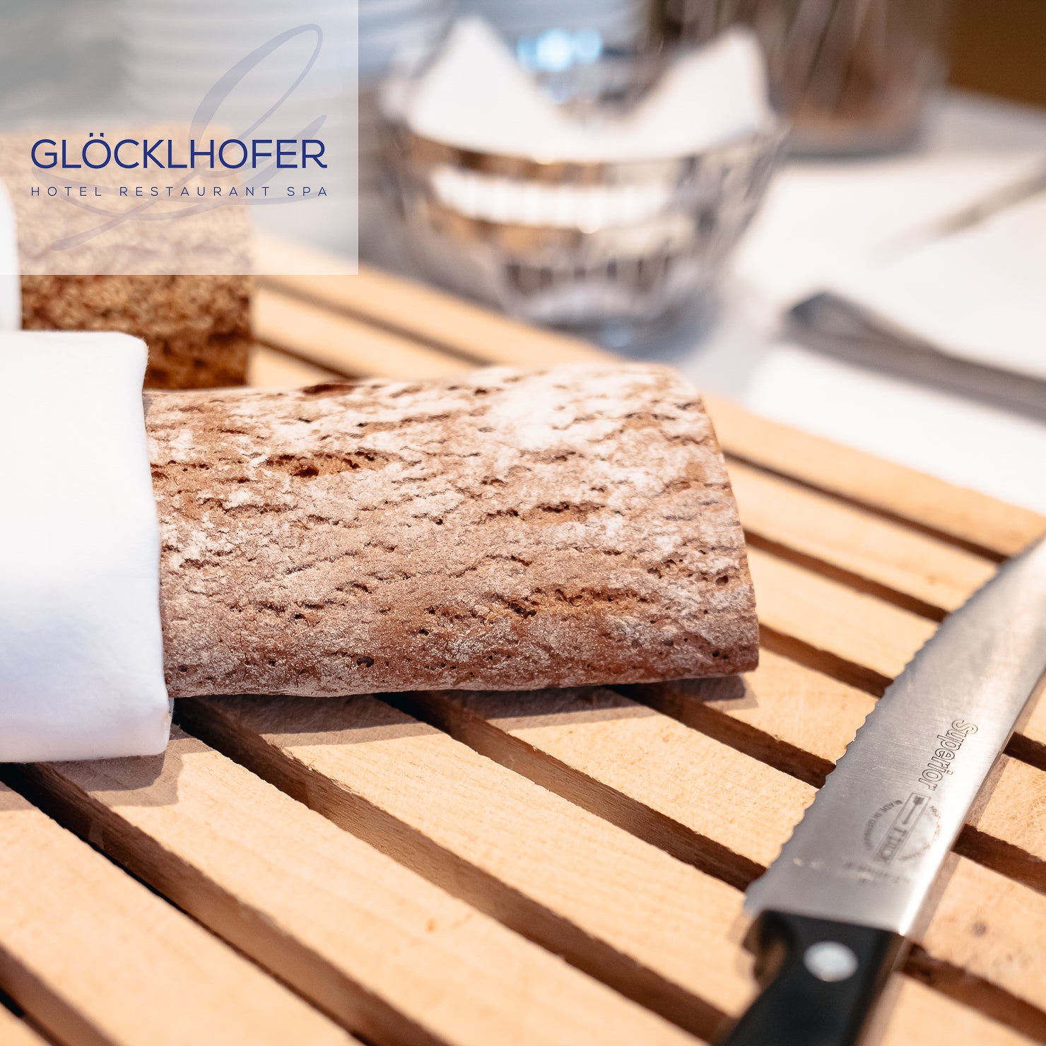 Atmosphärische Food-Photography und Interieur-Design im Restaurant Glöcklhofer - Frühstück mit Brot und Baguette – Visuelles Marketing von geschmacksRaum® WERBEAGENTUR