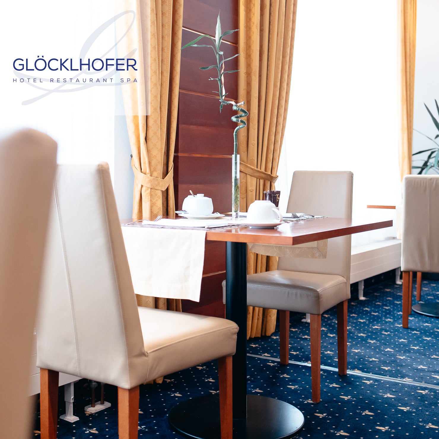 Atmosphärische Food-Photography und Interieur-Design im Restaurant Glöcklhofer - Frühstücksraum mit gedecktem Tisch – Visuelles Marketing von geschmacksRaum® WERBEAGENTUR