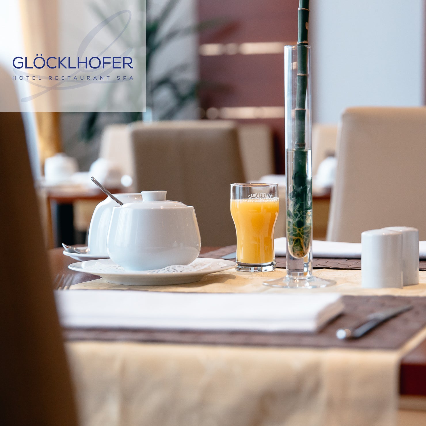 Atmosphärische Food-Photography und Interieur-Design im Restaurant Glöcklhofer - Gedeckter Tisch zum Frühstück im Frühstücksraum – Visuelles Marketing von geschmacksRaum® WERBEAGENTUR