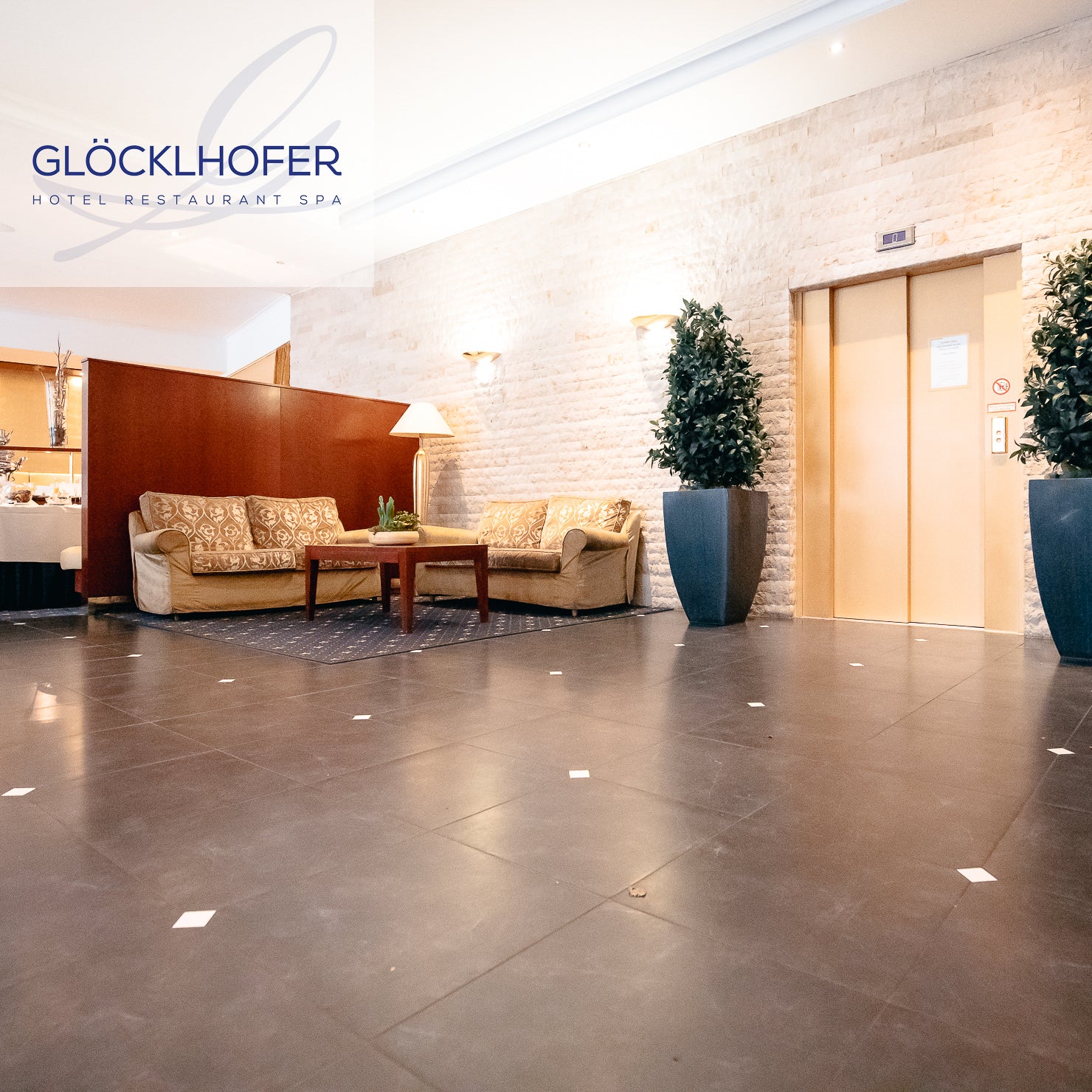 Exklusiver Empfangsbereich im Hotel Glöcklhofer – High-End Interieur-Fotografie – geschmacksRaum® WERBEAGENTUR