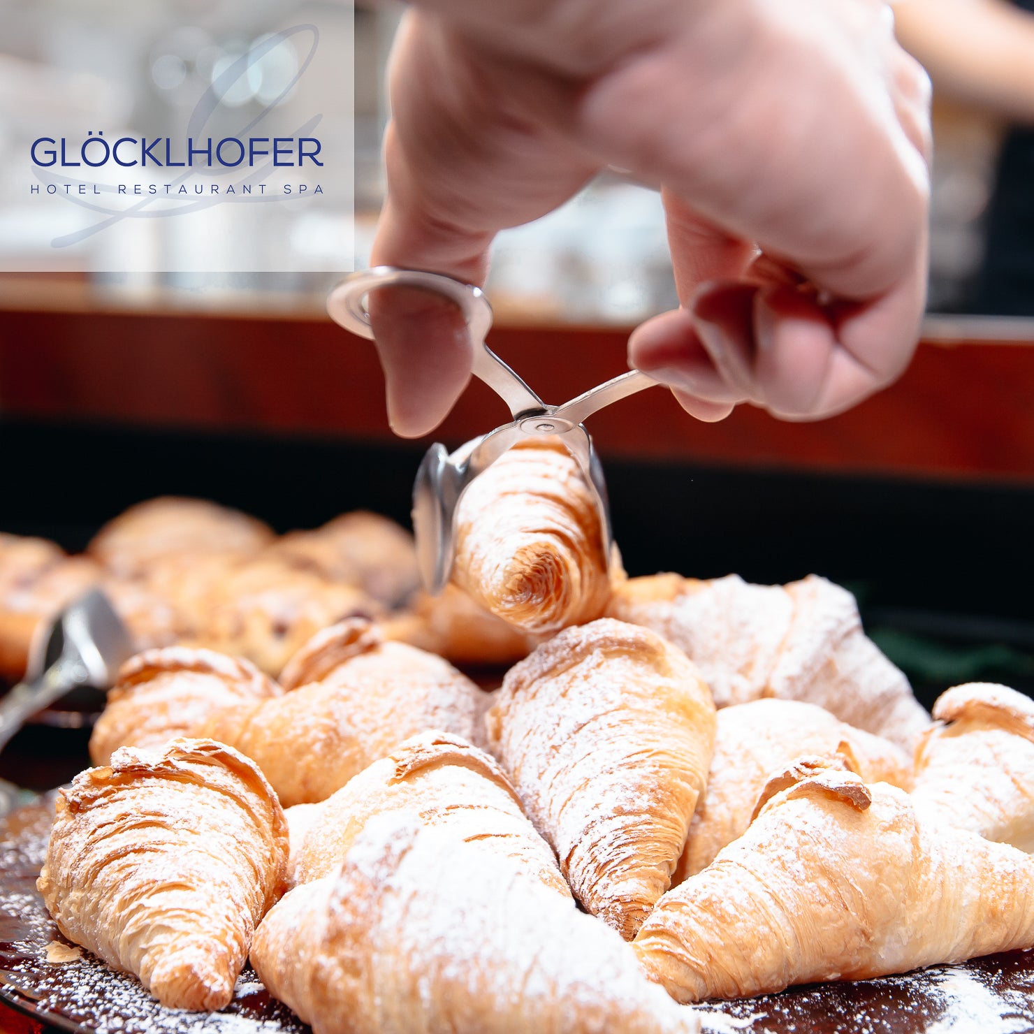 Atmosphärische Food-Photography und Interieur-Design im Restaurant Glöcklhofer - Frühstücksbuffet mit Croissants – Visuelles Marketing von geschmacksRaum® WERBEAGENTUR