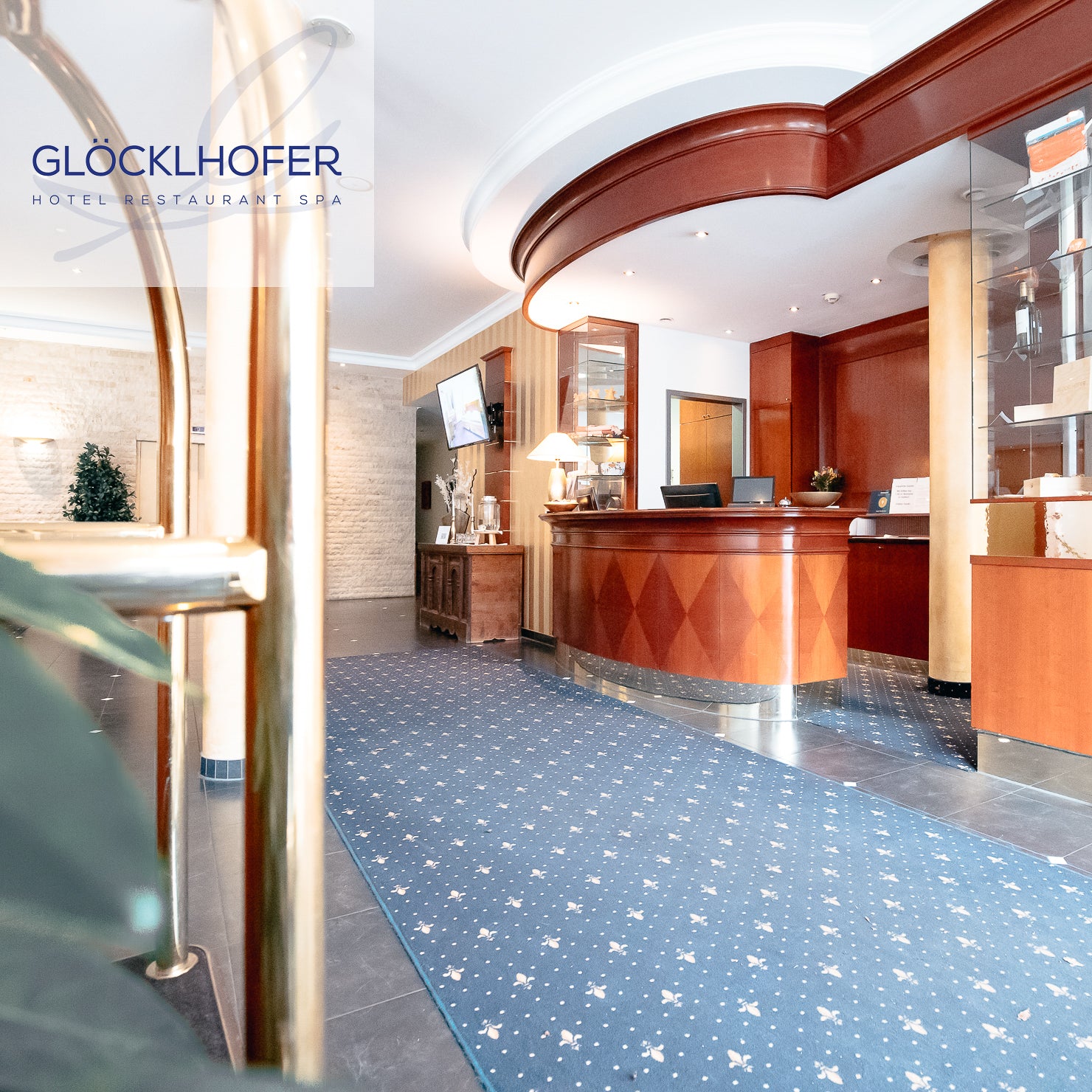 Stimmungsvolle Lobby-Ansicht mit Fokus auf Licht und Design – Hotel Glöcklhofer Burghausen – geschmacksRaum® WERBEAGENTUR