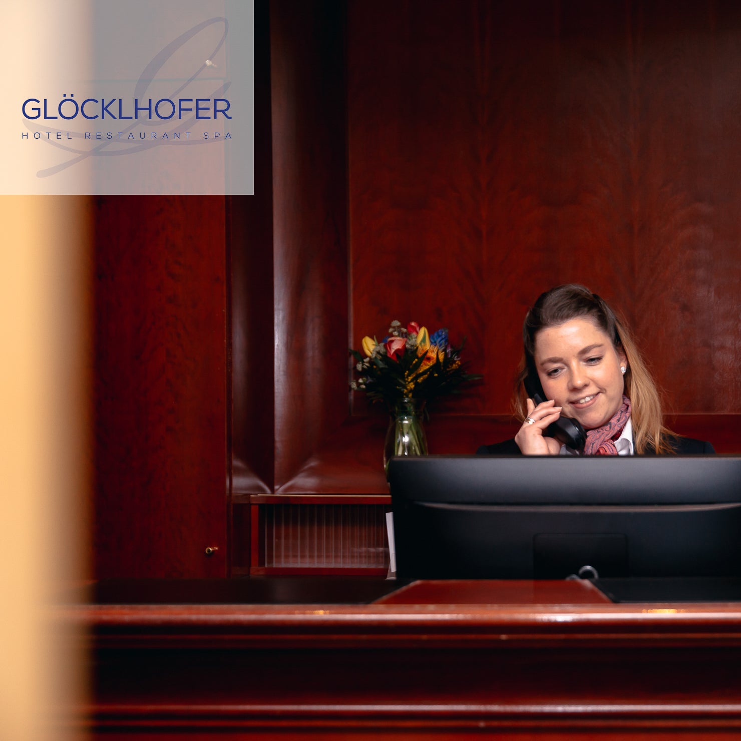 Detailaufnahme des Tresens im Empfang: Mitarbeiter, Haptik und Materialien im Fokus – geschmacksRaum® WERBEAGENTUR