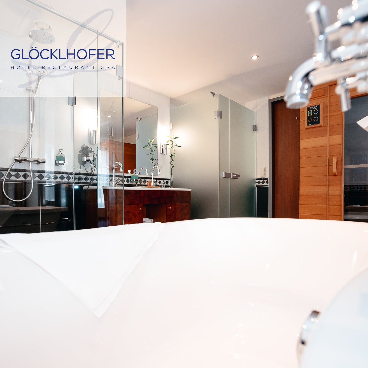 Interieur-Fotografie hochwertiger Zimmer und Suiten im Hotel Glöcklhofer - Detailaufnahme der großen Badewanne im Hotelzimmer – Hotel-Marketing-Projekt von geschmacksRaum® WERBEAGENTUR
