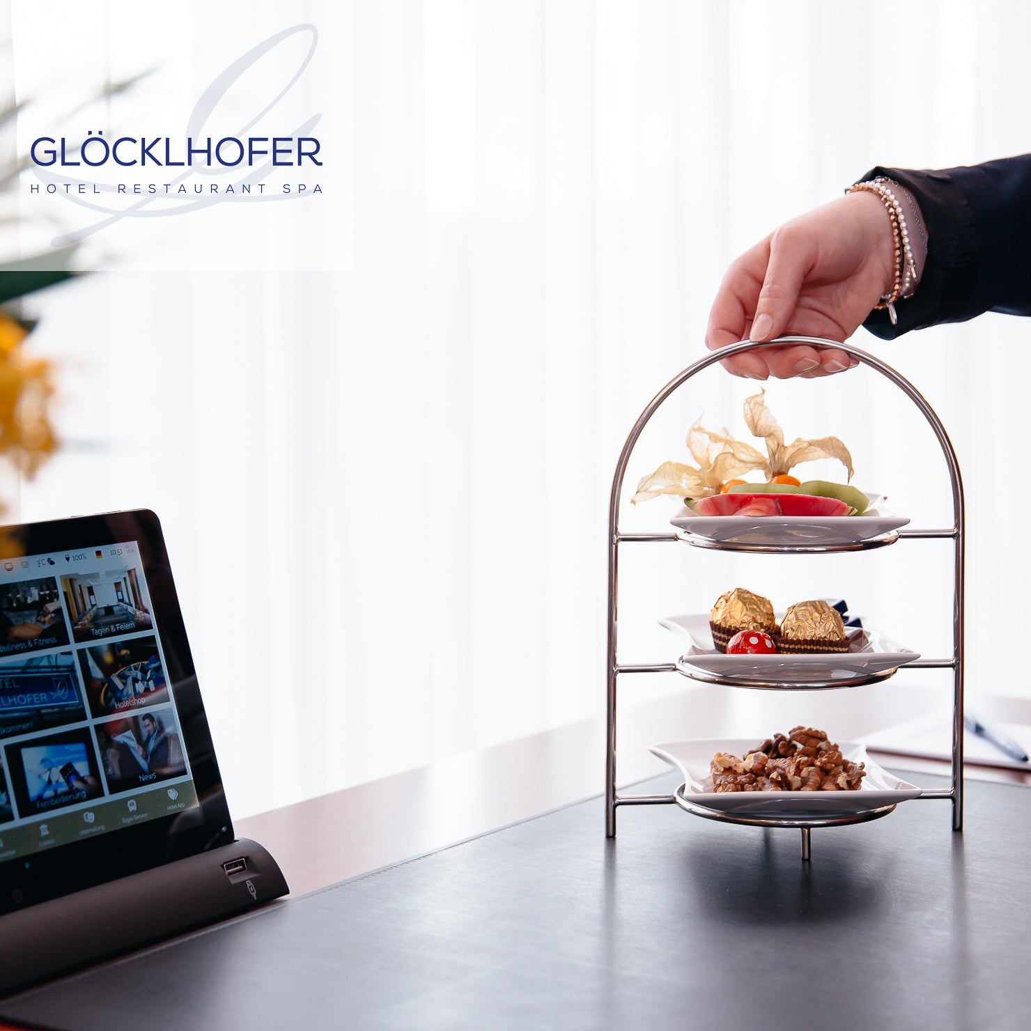 Interieur-Fotografie hochwertiger Zimmer und Suiten im Hotel Glöcklhofer - Detailaufnahme Süßigkeiten, Nüsse und Obst, welches ins Zimmer bestellt werden kann – Hotel-Marketing-Projekt von geschmacksRaum® WERBEAGENTUR