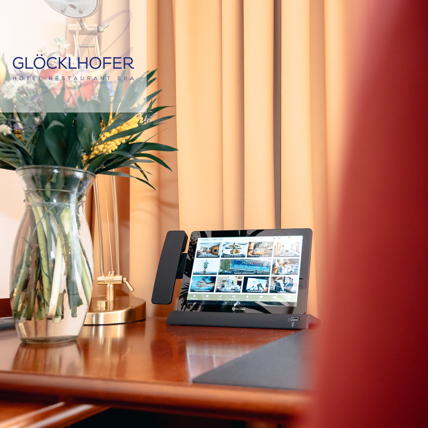 Interieur-Fotografie hochwertiger Zimmer und Suiten im Hotel Glöcklhofer - Stimmungsvolle Detailaufnahme mit Blumen und Impressionen – Hotel-Marketing-Projekt von geschmacksRaum® WERBEAGENTUR