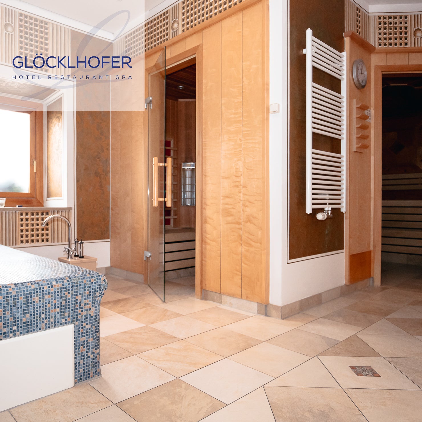 Wellness-Fotografie und stimmungsvolle Spa-Impressionen für das Hotel Glöcklhofer - Saunalandschaft (Nahaufnahme) – High-End Bildsprache von geschmacksRaum® WERBEAGENTUR