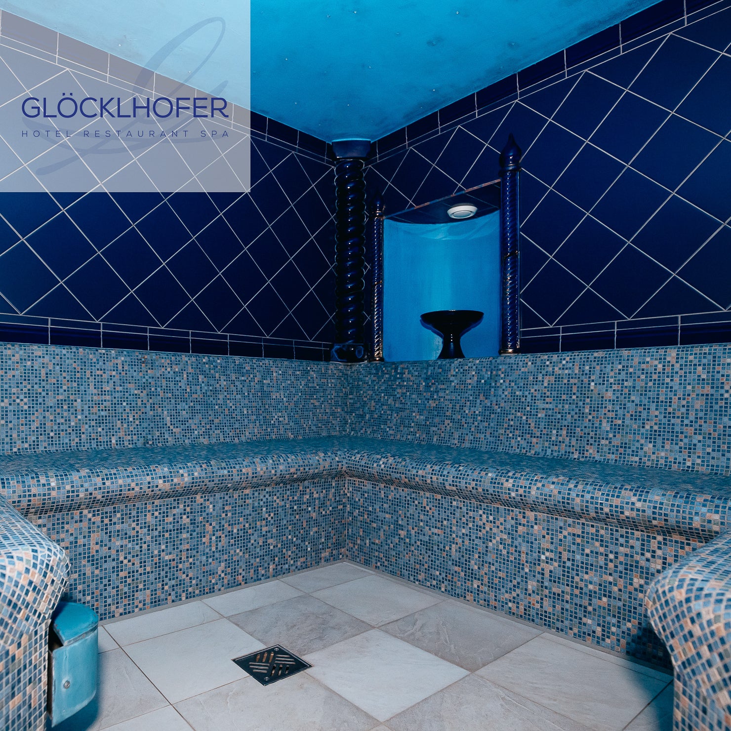 Wellness-Fotografie und stimmungsvolle Spa-Impressionen für das Hotel Glöcklhofer - Sauna in blauen Farbtönen – High-End Bildsprache von geschmacksRaum® WERBEAGENTUR