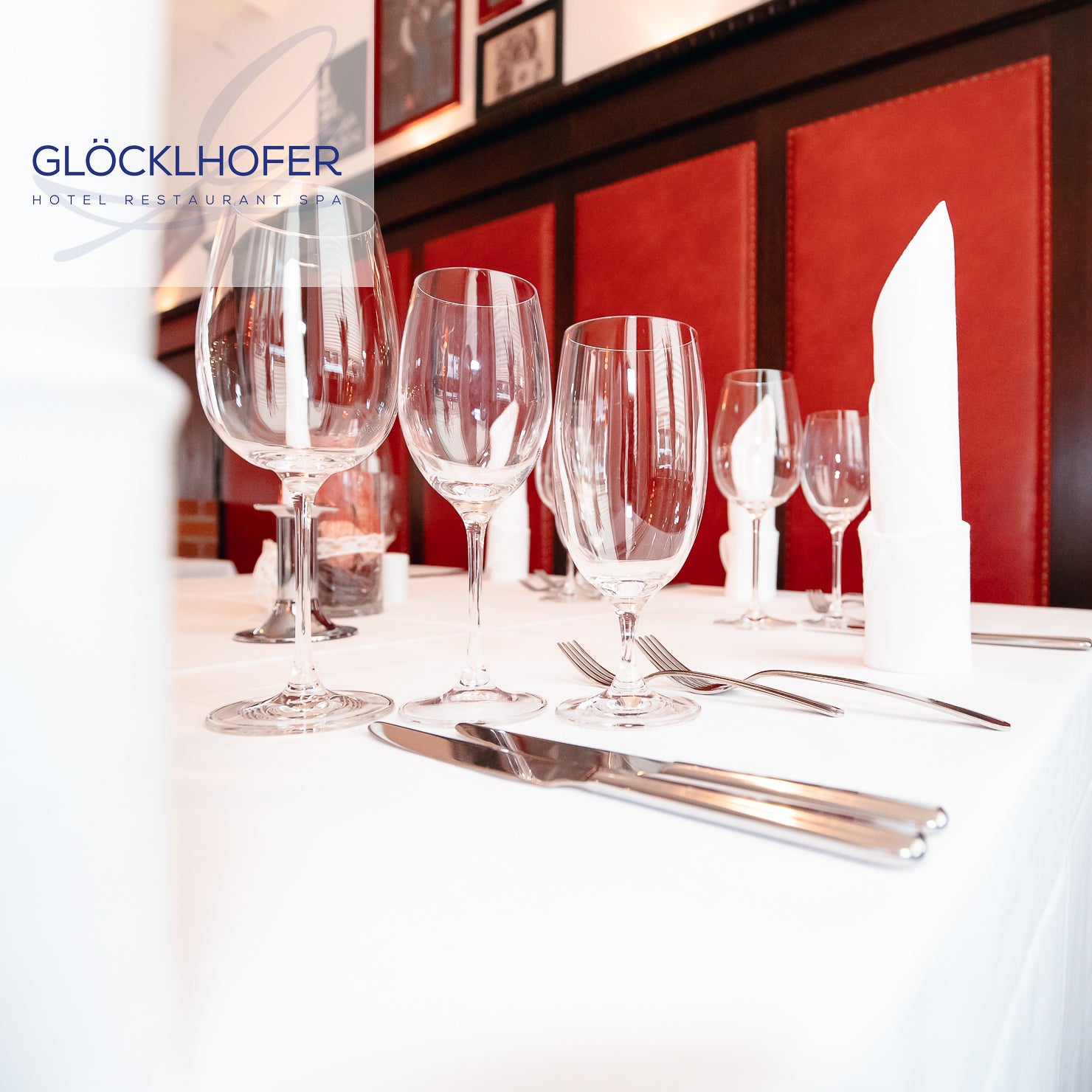 Atmosphärische Food-Photography und Interieur-Design im Restaurant Glöcklhofer - Gedeckter Tisch für Abendmenü – Visuelles Marketing von geschmacksRaum® WERBEAGENTUR
