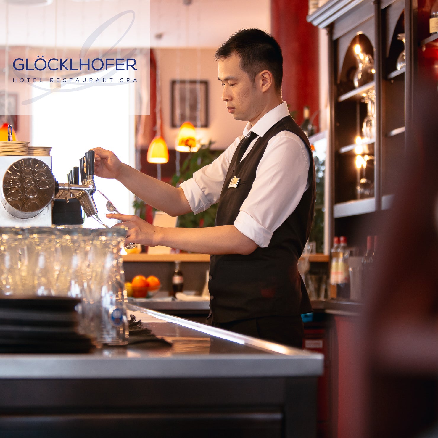 Atmosphärische Food-Photography und Interieur-Design im Restaurant Glöcklhofer - Barbetrieb mit Servicemitarbeiter – Visuelles Marketing von geschmacksRaum® WERBEAGENTUR