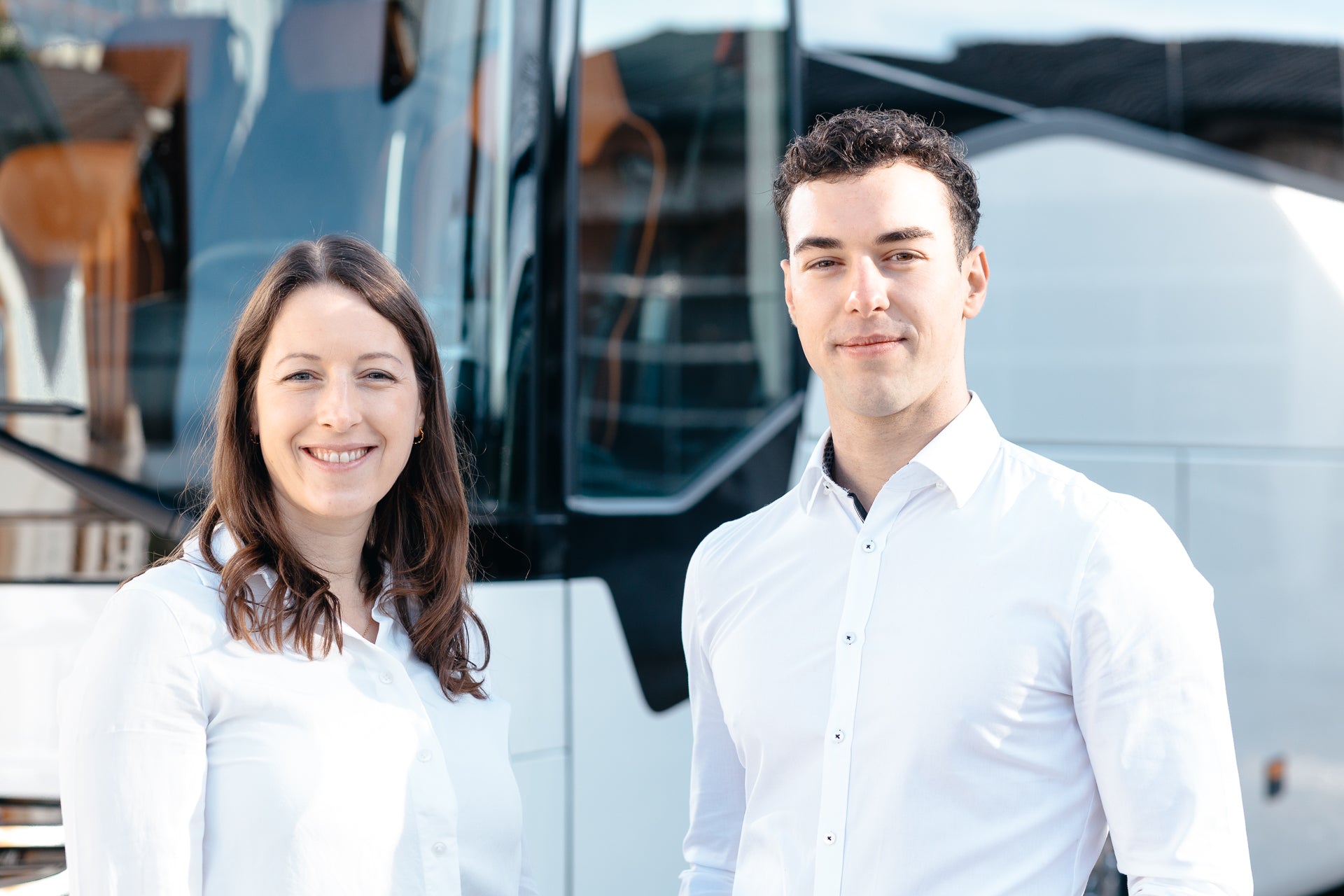 Authentische Business-Fotografie und Mitarbeiterporträts für STURZ Reisen (Busunternehmen), Sankt Wolfgang – geschmacksRaum® WERBEAGENTUR