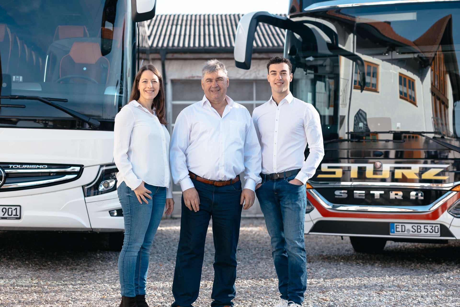 Authentische Business-Fotografie und Mitarbeiterporträts für STURZ Reisen (Busunternehmen), Sankt Wolfgang – geschmacksRaum® WERBEAGENTUR