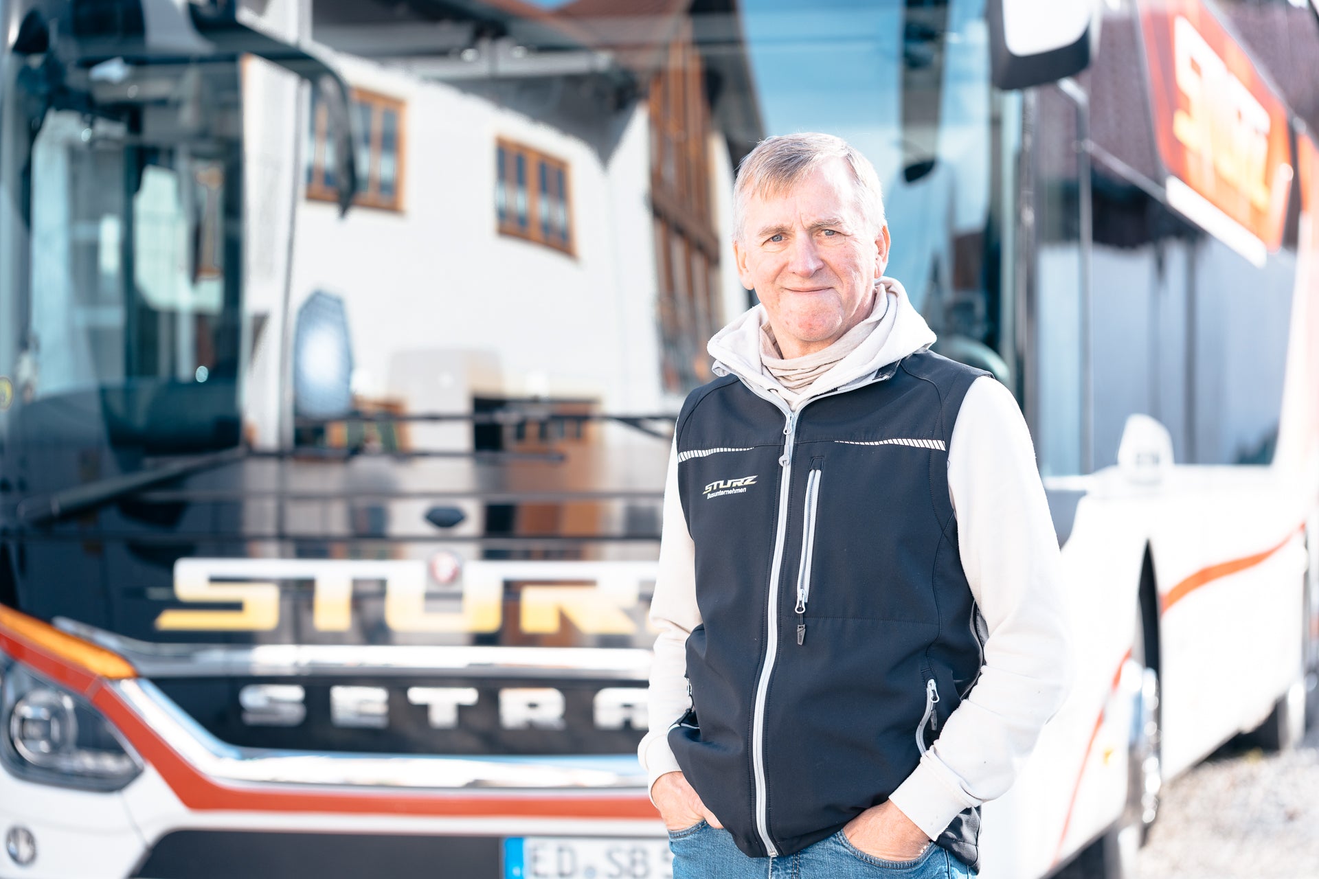 Authentische Business-Fotografie und Mitarbeiterporträts für STURZ Reisen (Busunternehmen), Sankt Wolfgang – geschmacksRaum® WERBEAGENTUR