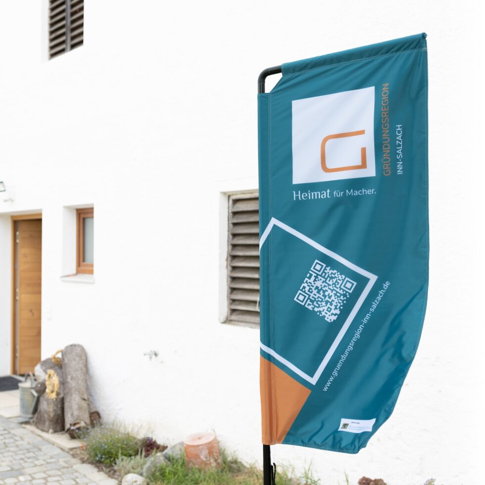 Individuelle Werbetechnik und Außenwerbung (im Bild: Beachflag) für die Gründungsregion Inn-Salzach, ein Projekt der Landkreise Mühldorf a. Inn und Altötting – geschmacksRaum® WERBEAGENTUR