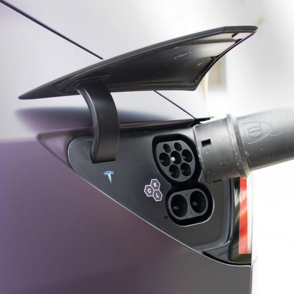 Kampagnen-Fotografie für Crossmedia-Marketing für die Kfz-Werkstatt Tassilo Vielhauer in Obertaufkirchen: Fokus auf Elektromobilität – geschmacksRaum® WERBEAGENTUR