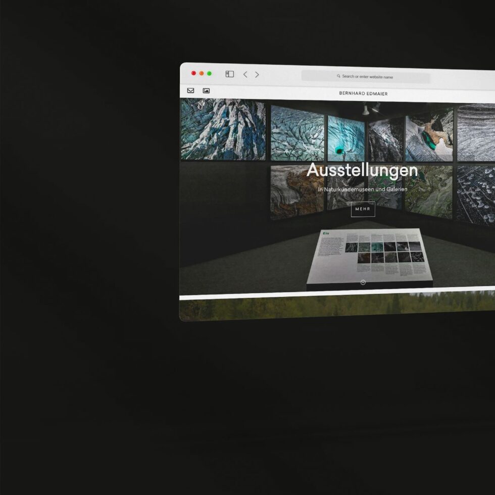 Präsentation großformatiger Fotokunst: Ausstellungs-Design und Raumkonzept für Bernhard Edmaier – geschmacksRaum® WERBEAGENTUR