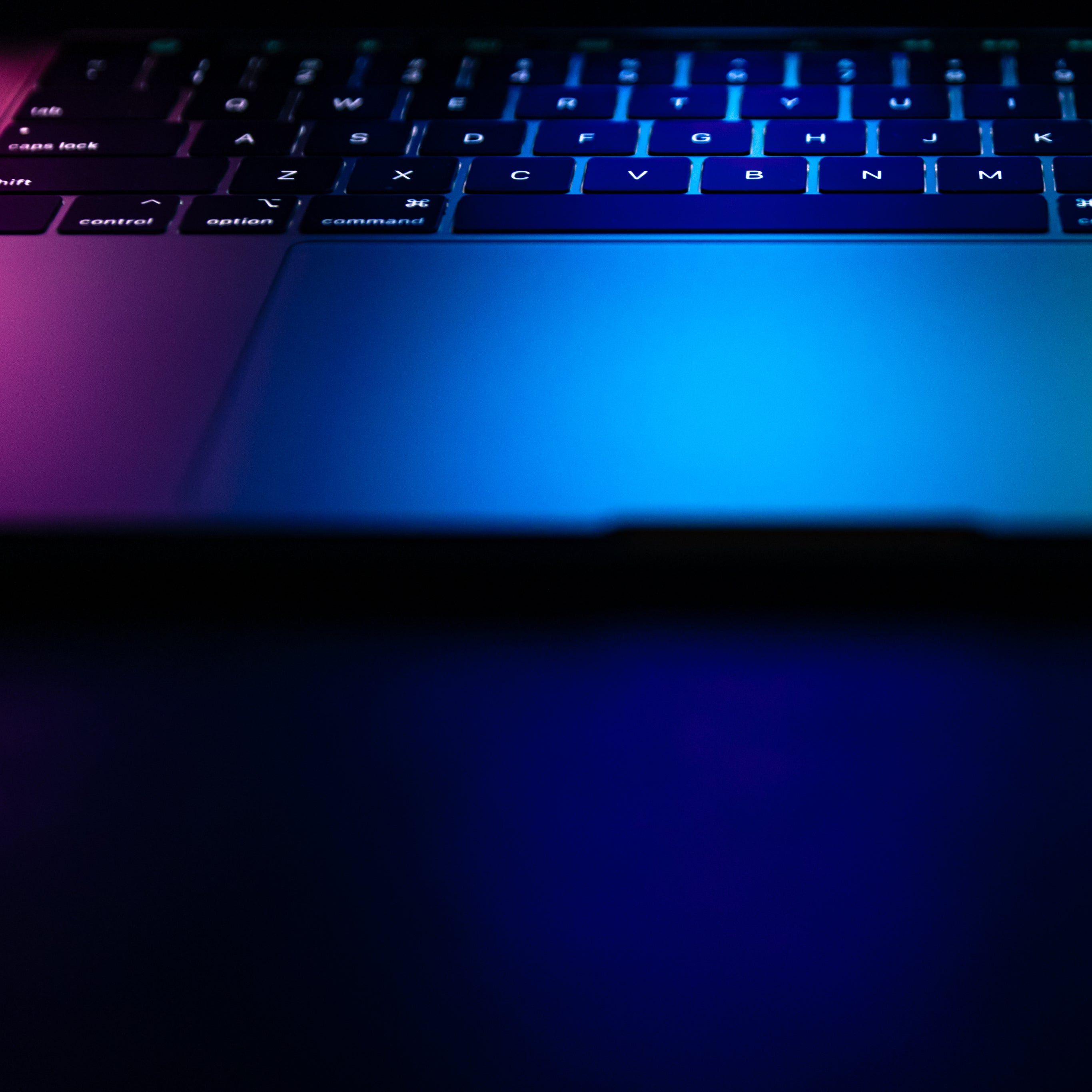 Fokus auf User Experience und Interface Design: Ästhetische Notebook-Darstellung – Web-Entwicklung von geschmacksRaum® WERBEAGENTUR