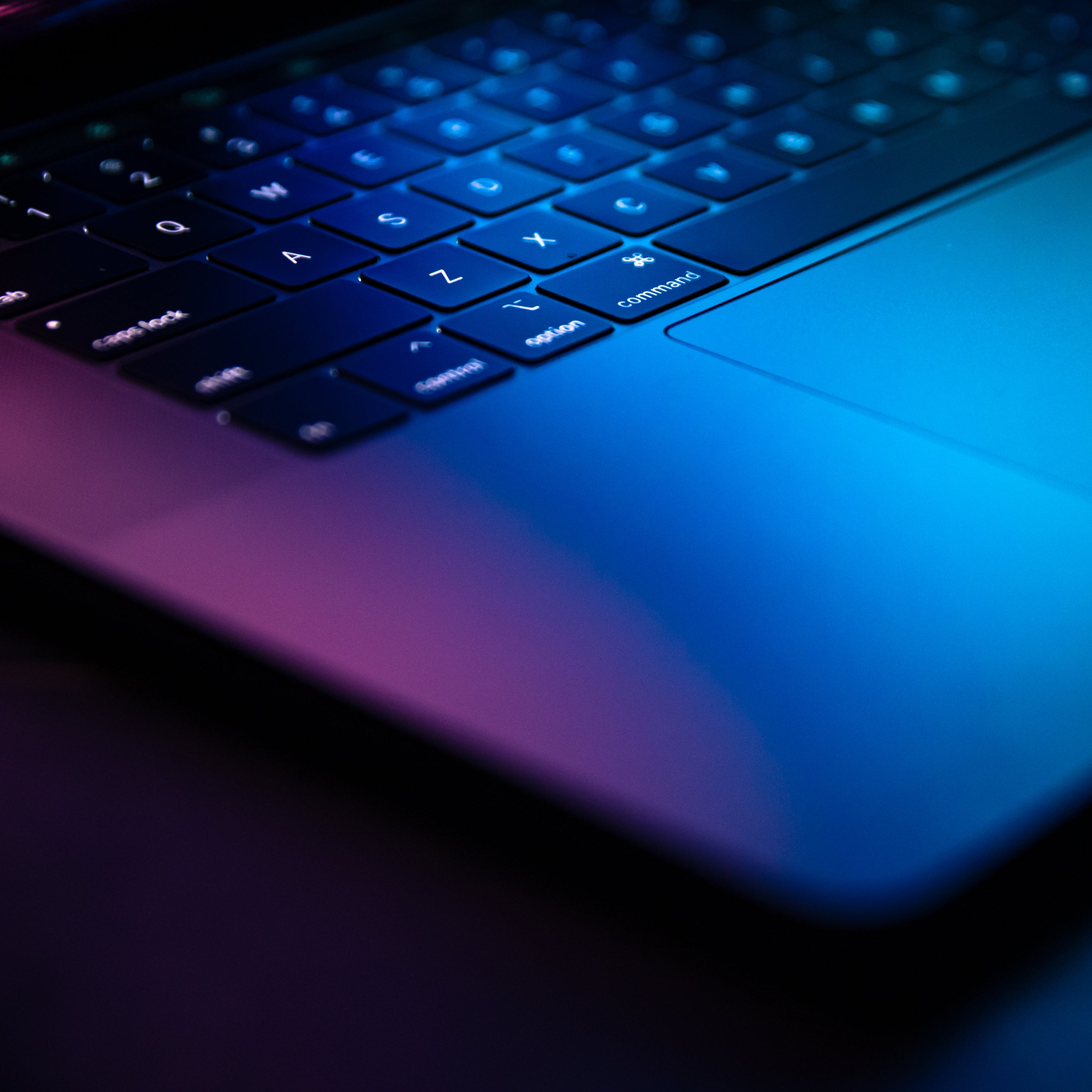 Leidenschaft für digitales Design: Stimmungsvolles Notebook-Motiv in dunkler Umgebung – geschmacksRaum® WERBEAGENTUR – Ihr Webdesigner vor Ort