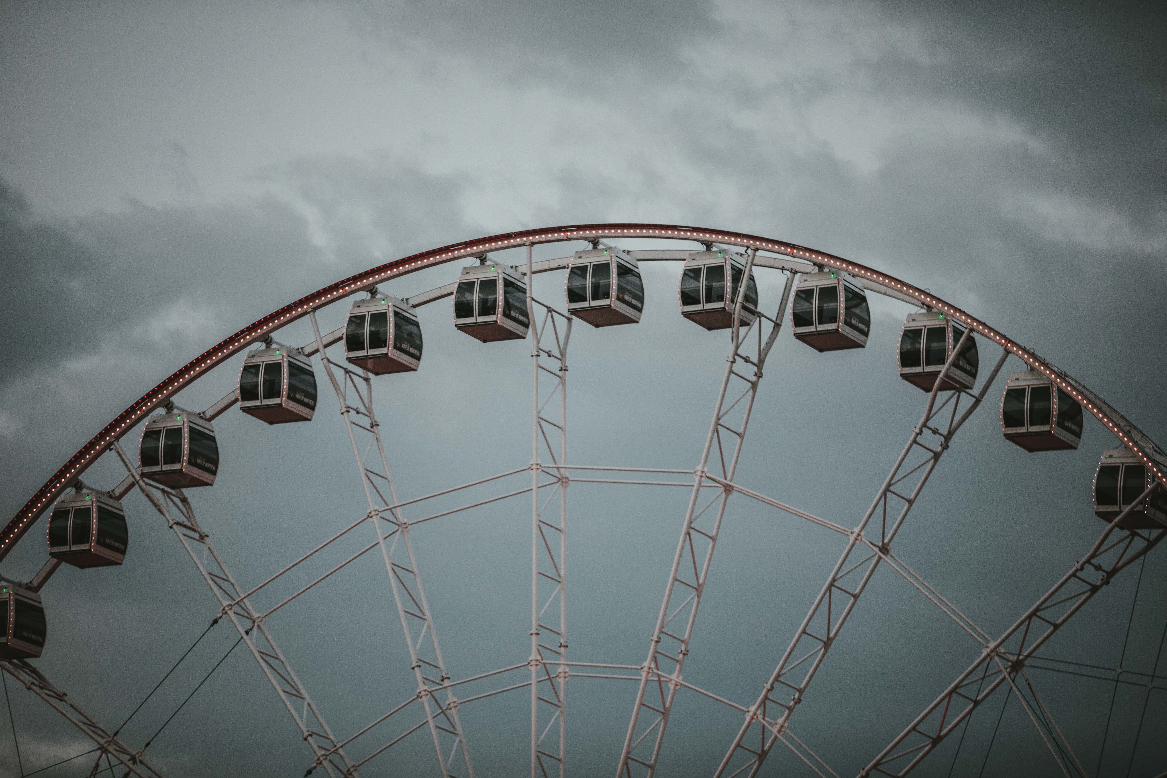 Symbolbild für Projektvielfalt: Riesenrad mit einzelnen Gondeln als Metapher für individuelle Kundenprojekte – geschmacksRaum® WERBEAGENTUR