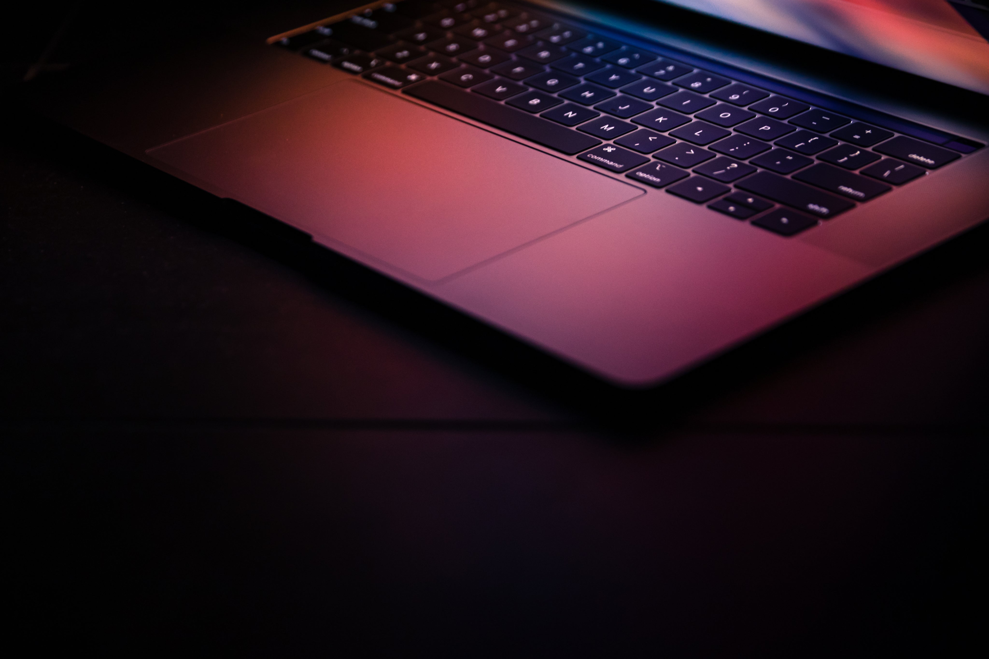 Cinematic High-End Look: Notebook-Inszenierung auf schwarzem Hintergrund für Webdesign-Projekte – geschmacksRaum® WERBEAGENTUR