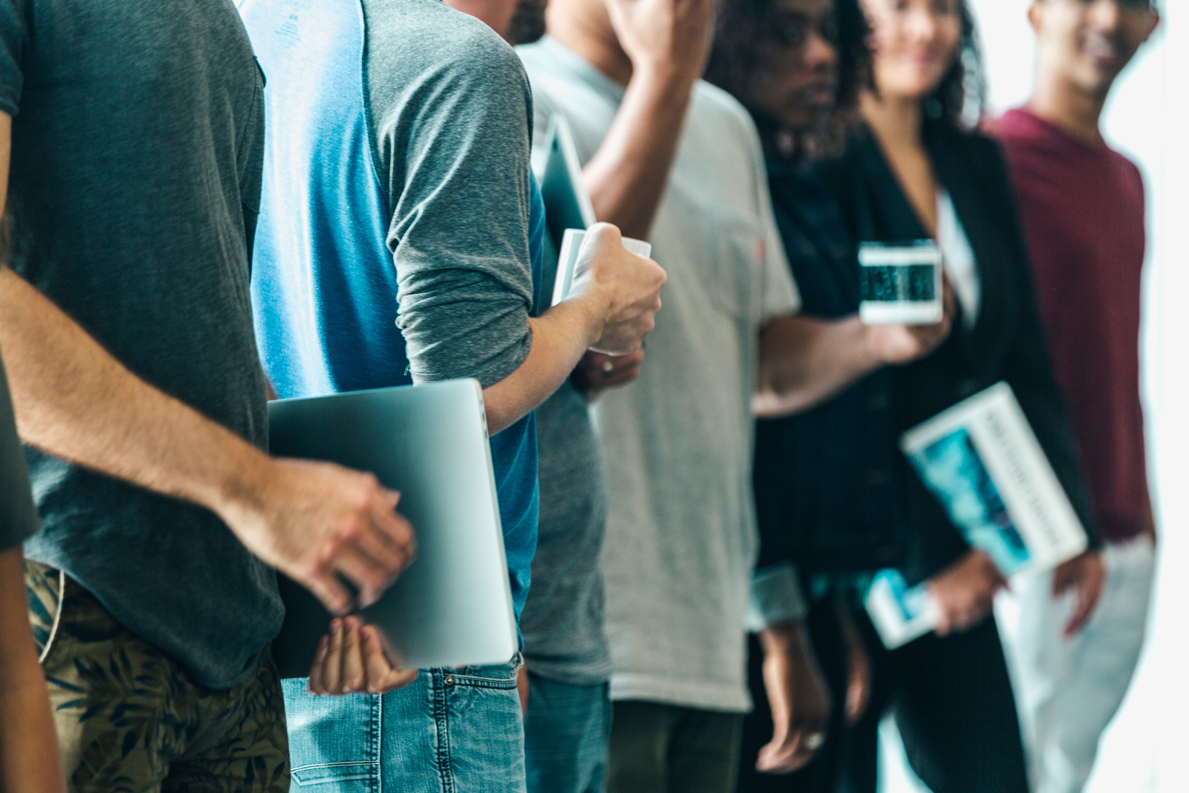geschmacksRaum® WERBEAGENTUR: Experten für Design und Strategie stehen in einer Reihe – Ihr Partner in Mühldorf a. Inn und Umgebung