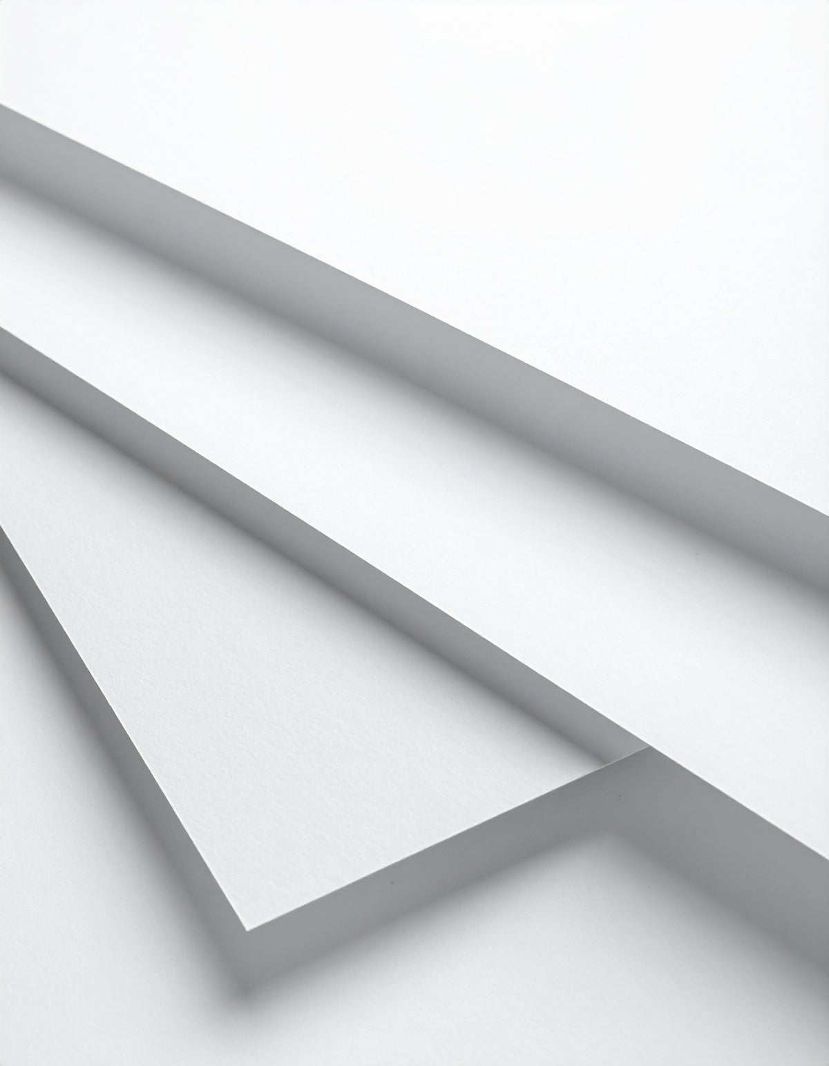 Design-Ästhetik: Detailaufnahme von weißem Papier – geschmacksRaum® WERBEAGENTUR – Ihr Partner für Content-Produktion im Landkreis Mühldorf a. Inn